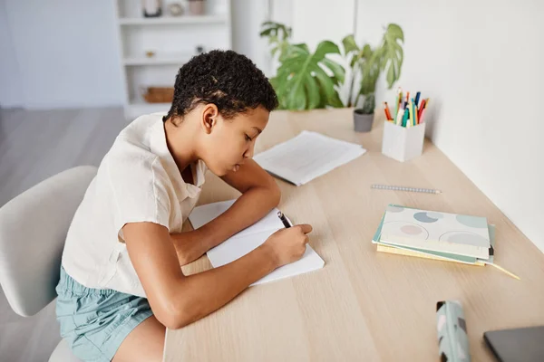 Chica afroamericana estudiando en casa —  Fotos de Stock