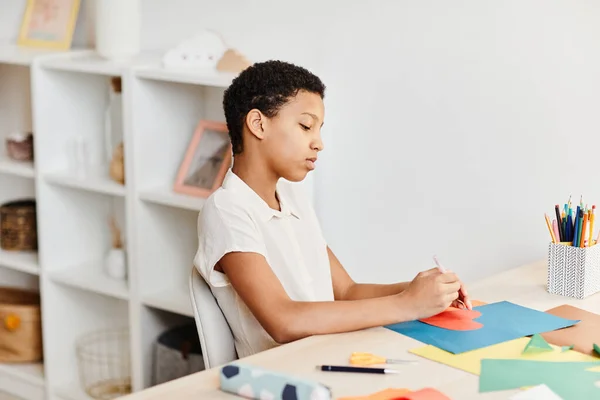 African American Girl Dokonywanie DIY karty wakacje — Zdjęcie stockowe