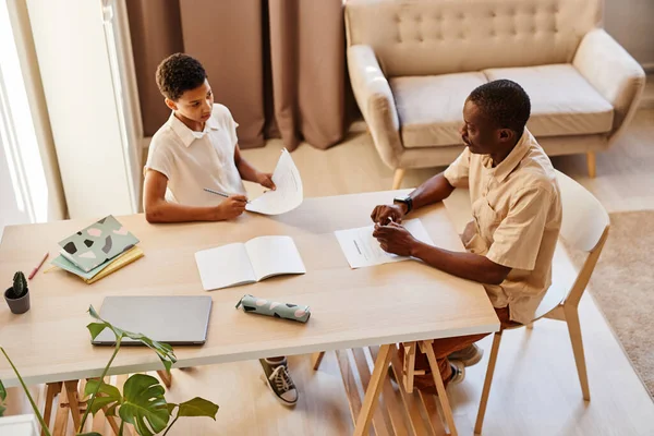 Tutor Trabalhando com Estudante em Casa — Fotografia de Stock