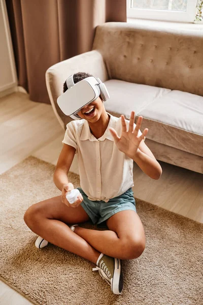 Chica joven jugando VR en casa —  Fotos de Stock