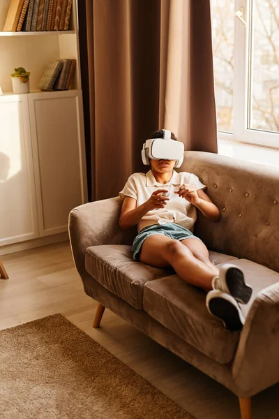 Adolescente jugando VR juego en casa —  Fotos de Stock