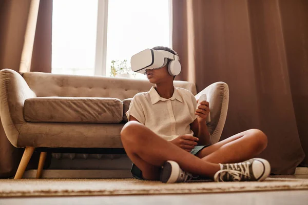 Adolescente afroamericano jugando juegos de realidad virtual en casa —  Fotos de Stock