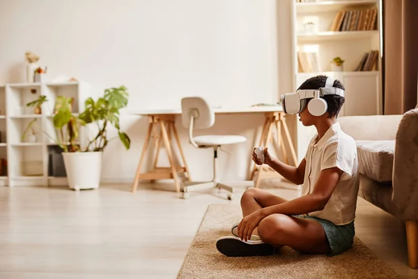 Afro-americano adolescente jugando VR juego en casa —  Fotos de Stock