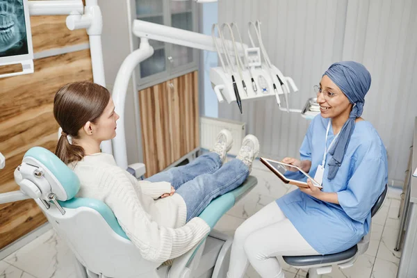 Diş Kliniğinde Hastayla Konuşan Hemşire — Stok fotoğraf