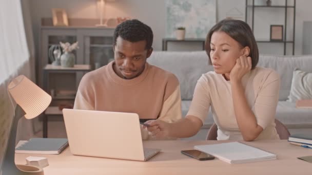 Médio Lentidão Jovem Interracial Casado Casal Negócios Trabalhando Partir Casa — Vídeo de Stock