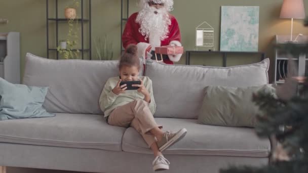 Střední Pomalost Santa Přináší Dárky Pěkné Afroameričanky Letá Dívka Sedí — Stock video