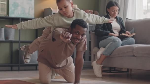 Verspieltes Jähriges Afroamerikanisches Mädchen Das Auf Dem Rücken Der Väter — Stockvideo