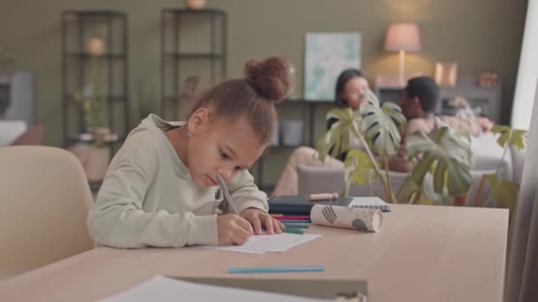 Schnappschuss Eines Kreativen Afroamerikanischen Jährigen Mädchens Das Der Freizeit Bilder — Stockvideo