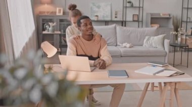 Yoğun babasının dikkatini laptoptan başka yöne çeken 8 yaşındaki Afro-Amerikan kız tecrit süresince evde birlikte kalıyorlar.