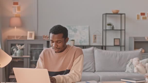 Mittlere Aufnahme Eines Beschäftigten Afroamerikanischen Mannes Der Einen Laptop Benutzt — Stockvideo