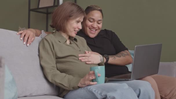 Mediana Slow Feliz Interracial Lesbianas Pareja Esperando Bebé Vídeo Chat — Vídeo de stock