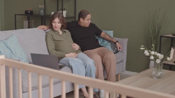 Slowmo Czułej Międzyrasowej Pary Lesbijek Czekającej Dziecko Dwie Kobiety Siedzące — Wideo stockowe