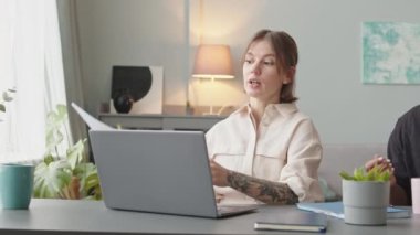 PAN, iş belgeleriyle birlikte çalışan ırklar arası kadın ortakların yavaş belini doğrulttu