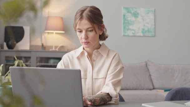 Zpomalte Pás Mladé Bělošské Podnikatelky Laptopem Pracujícím Domova Její Partnerka — Stock video