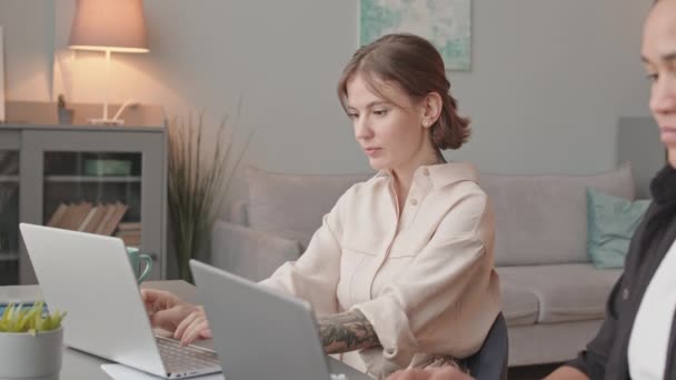 Taillierter Slowmo Von Zwei Jungen Interrassischen Geschäftsfrauen Die Laptops Arbeiten — Stockvideo