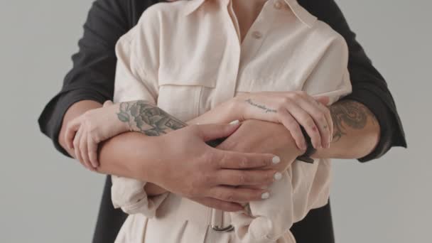 Midsection Slowmo Casal Lésbico Interracial Irreconhecível Com Braços Tatuados Abraçando — Vídeo de Stock
