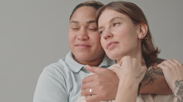 Luta Bröstet Upp Slowmo Porträtt Kärleksfulla Interracial Lesbiska Par Står — Stockvideo