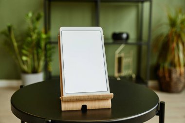 Tabletteki boş ekranlı dijital tabletin arkaplan resmini kapat, akıllı ev sistemi, boşluğu kopyala