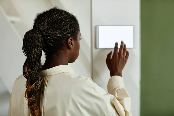 Modern Mekanda Akıllı Kontrol Paneli Kullanan Afrikalı Amerikalı Kadının Arka — Stok fotoğraf