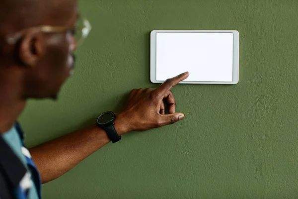 Afro Amerikalı Adamın Yeşil Duvarda Boş Ekranı Olan Akıllı Kontrol — Stok fotoğraf