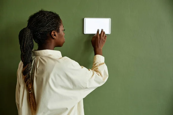 Afro Amerikalı Kadının Yeşil Duvarda Boş Ekranı Olan Akıllı Kontrol — Stok fotoğraf