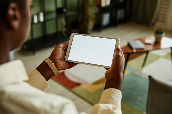 Közelkép Fekete Fiatal Kezében Tabletta Üres Képernyőn Miközben Működő Intelligens — Stock Fotó