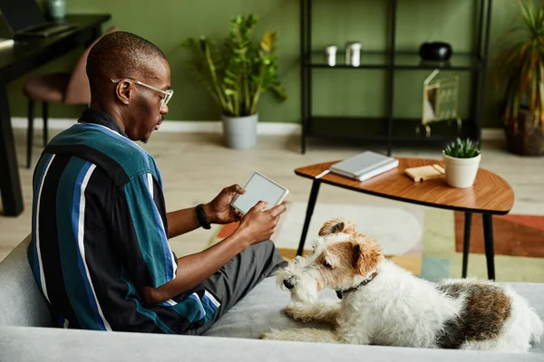 Retrato Homem Jovem Preto Segurando Tablet Com Tela Branco Operar — Fotografia de Stock