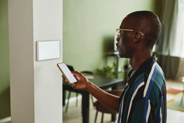 Akıllı Sistemine Bağlanırken Akıllı Telefon Kullanan Modern Afrikalı Amerikalı Adamın — Stok fotoğraf