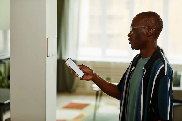 Minimale Seitenansicht Porträt Eines Modernen Afroamerikanischen Mannes Der Ein Telefon — Stockfoto