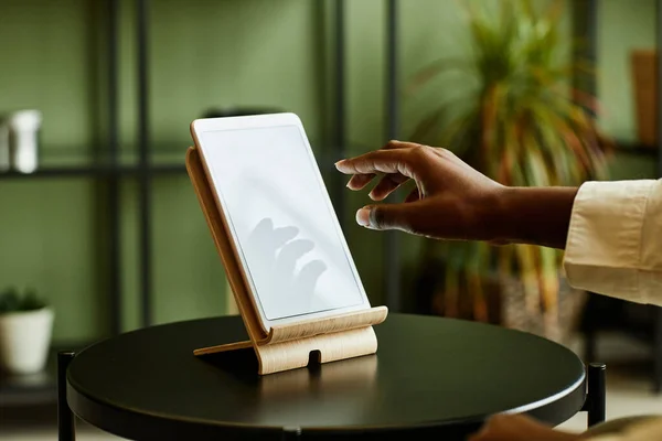 Fechar Mão Para Alcançar Tablet Digital Com Tela Branco Controlando — Fotografia de Stock