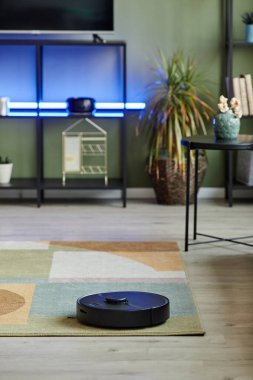 Akıllı evdeki robot elektrik süpürgesinin dikey arkaplan resmi kurşun ışık ayarlı, boşluğu kopyala