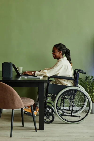 Pionowy Widok Boku Portret Młodej Afroamerykanki Korzystającej Wózka Inwalidzkiego Podczas — Zdjęcie stockowe