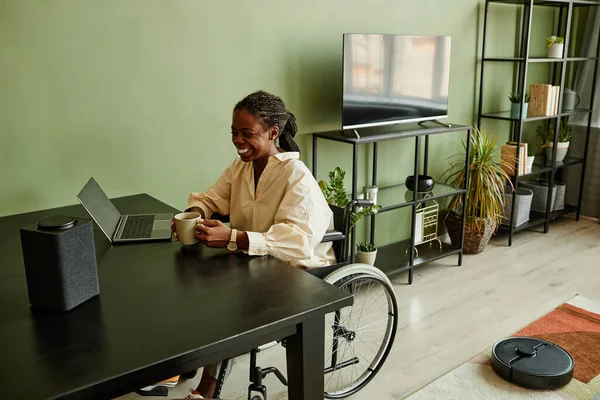 Portré Mosolygó Fekete Tolószék Segítségével Okos Hangszóró Miközben Dolgozik Otthonról — Stock Fotó