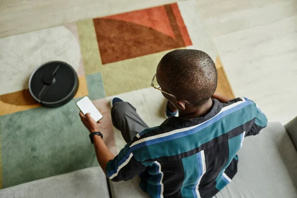 Ansicht Des Modernen Afroamerikanischen Mannes Der Staubsaugerroboter Telefon Smart Home — Stockfoto