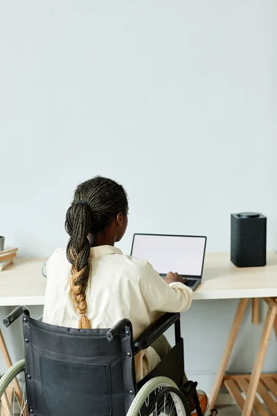 Minimale Backview Van Jonge Afro Amerikaanse Vrouw Rolstoel Met Laptop — Stockfoto