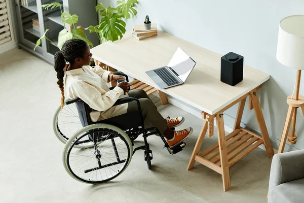 Wysoki Kąt Widzenia Młodej Afroamerykanki Wózku Inwalidzkim Pomocą Laptopa Podczas — Zdjęcie stockowe