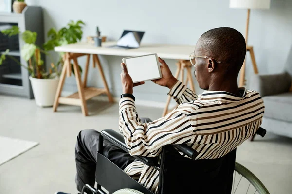 Vista Posteriore Dell Uomo Afroamericano Sedia Rotelle Utilizzando Tablet Con — Foto Stock