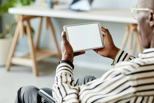 Nahaufnahme Eines Afroamerikaners Rollstuhl Mit Tablet Mit Leerem Bildschirm Minimalen — Stockfoto