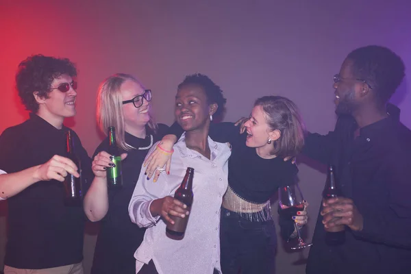 Różnorodna Grupa Beztroskich Młodych Ludzi Pijących Drinki Podczas Zabawy Mglistym — Zdjęcie stockowe