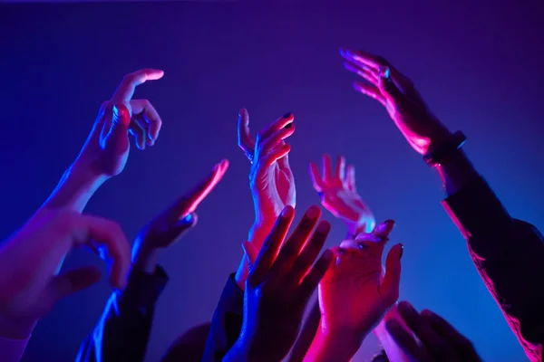 Close Multidão Dançando Clube Com Mãos Para Cima Iluminado Por — Fotografia de Stock