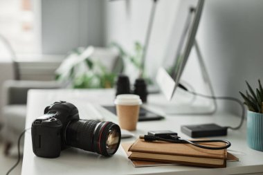 Fotoğrafçıların işyerindeki profesyonel dijital kamerayı kapat, boşluğu kopyala