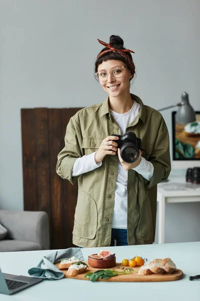 Vertikalt Porträtt Ung Kvinnlig Fotograf Ler Mot Kameran Medan Poserar — Stockfoto