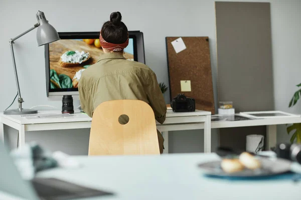 Visão Traseira Fotógrafo Comida Feminina Usando Computador Retocar Fotos Estúdio — Fotografia de Stock