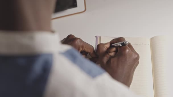 Slowmo Closeup Unrecognizable Black Man Mencatat Dalam Buku Fotokopi Duduk — Stok Video