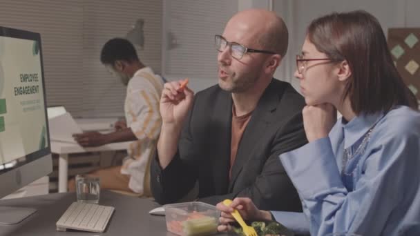 Taille Haute Lenteur Deux Superviseurs Manger Travailler Sur Présentation Engagement — Video