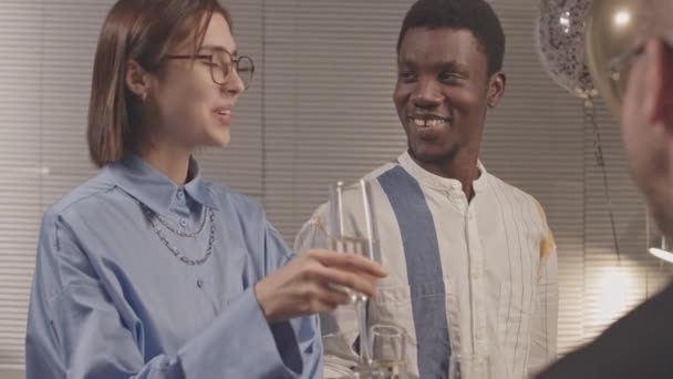 Střední Zpomalení Různých Skupin Lidí Jásajících Sklenicemi Šampaňského Při Slavnostní — Stock video