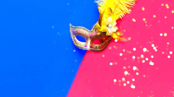 Máscara de Carnaval de oro sobre fondo geométrico de color con destellos. Concepto de Mardi Gras. Copiar espacio — Foto de Stock
