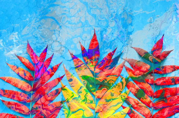 Tropische bladeren op abstracte achtergrond met gemengde acrylverf. Design Trend: Psych Out. Vrije doorstroming. Stockfoto