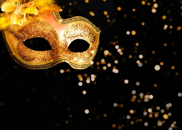 金色狂欢节面具，深色背景，闪烁着火花。Mardi Gras的概念。创造性地复制空间 — 图库照片