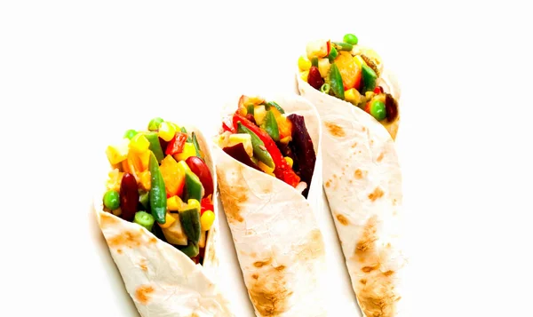 Mexikanische Tortilla mit Gemüsefüllung auf weißem Hintergrund. Gesunde Ernährung oder weniger Fleisch.Nahaufnahme — Stockfoto